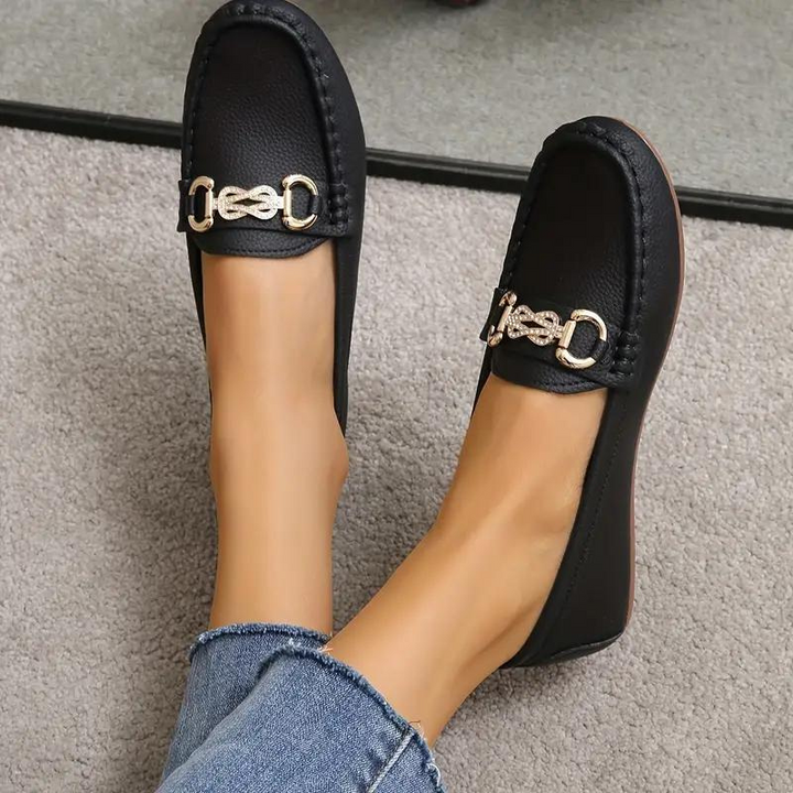 "Dam loafers i äkta läder med rundad tå och kedjedetalj, stilren slip-on design för komfort och elegant look."