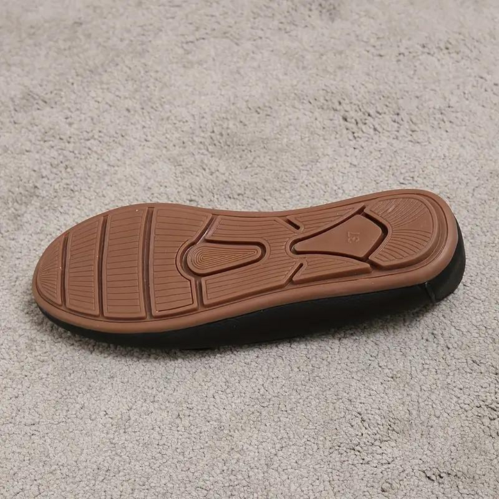 "Dam loafers i äkta läder med rundad tå och kedjedetalj, stilren slip-on design för komfort och elegant look."