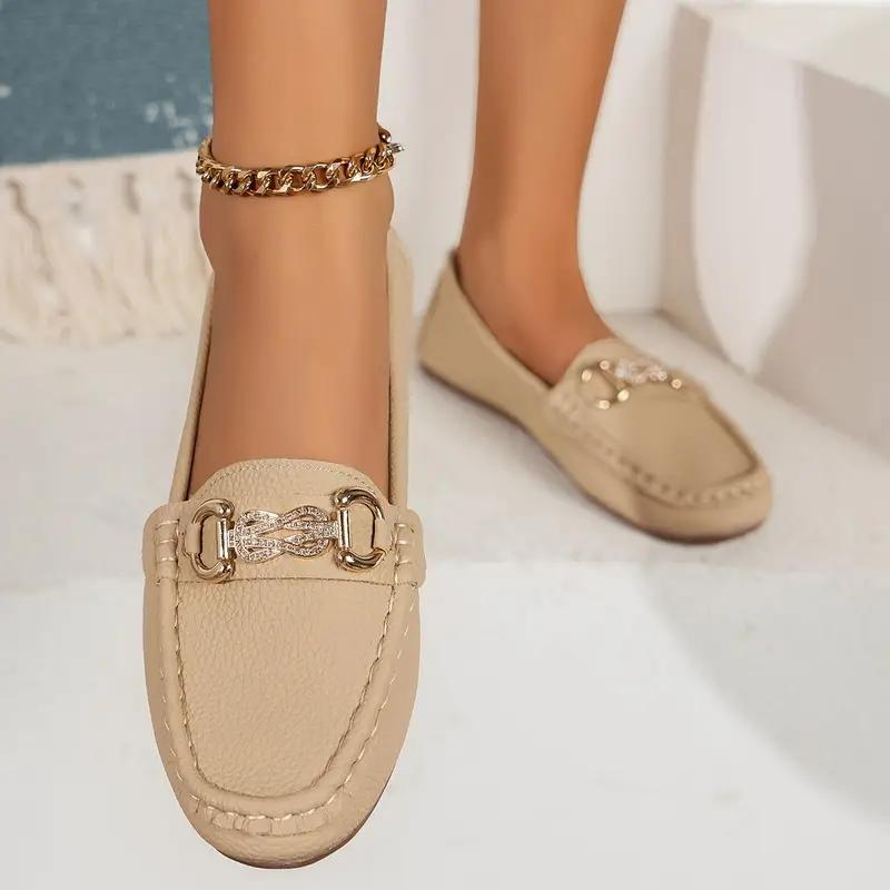 "Dam loafers i äkta läder med rundad tå och kedjedetalj, stilren slip-on design för komfort och elegant look."