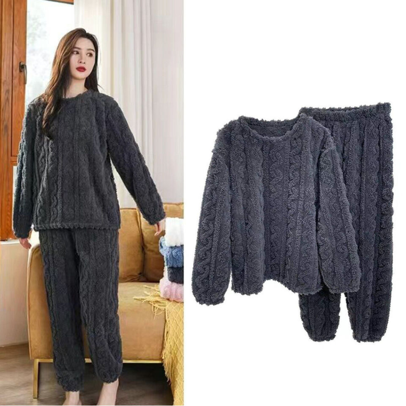 Detalj på knappar och krage på dam pyjamaströja i fleece, stilrent och skönt