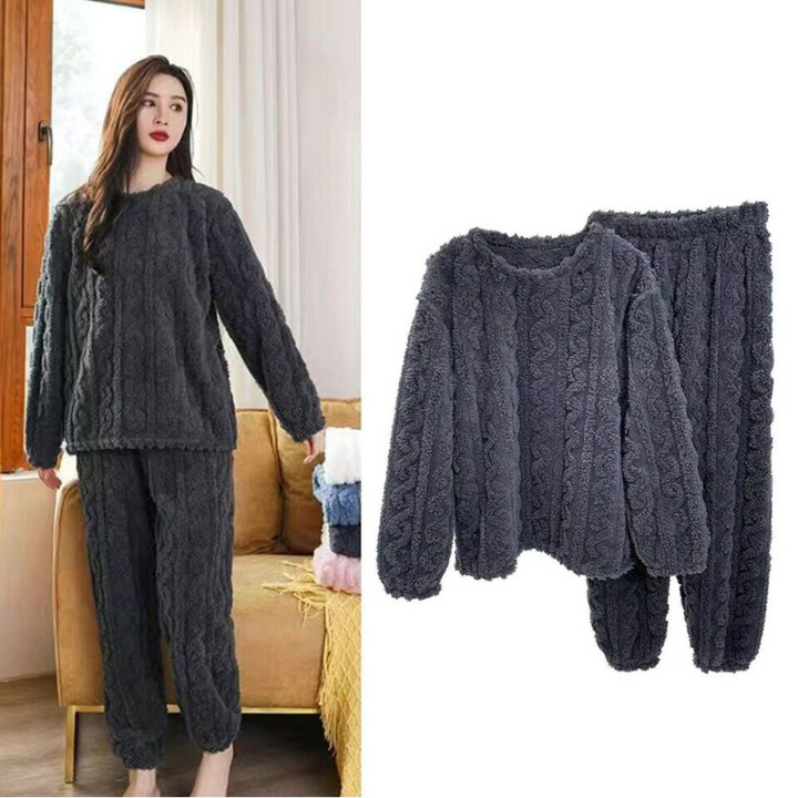 Detalj på knappar och krage på dam pyjamaströja i fleece, stilrent och skönt