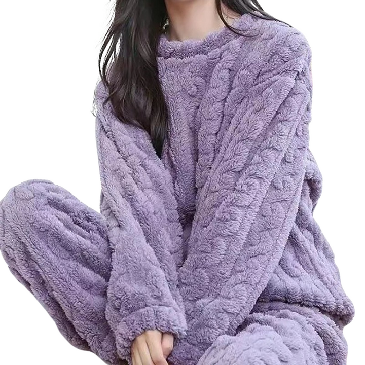 Närbild av textur på fleece pyjamasset för dam, mjukt och värmande material för nattkläder