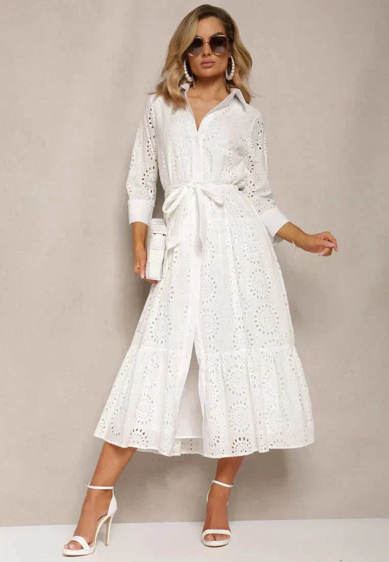 "Dam sommarklänning i bomull med broderie anglaise, midi-längd, avslappnad passform, skärp i midjan, elegant och feminin."