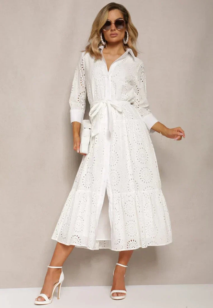 "Dam sommarklänning i bomull med broderie anglaise, midi-längd, avslappnad passform, skärp i midjan, elegant och feminin."