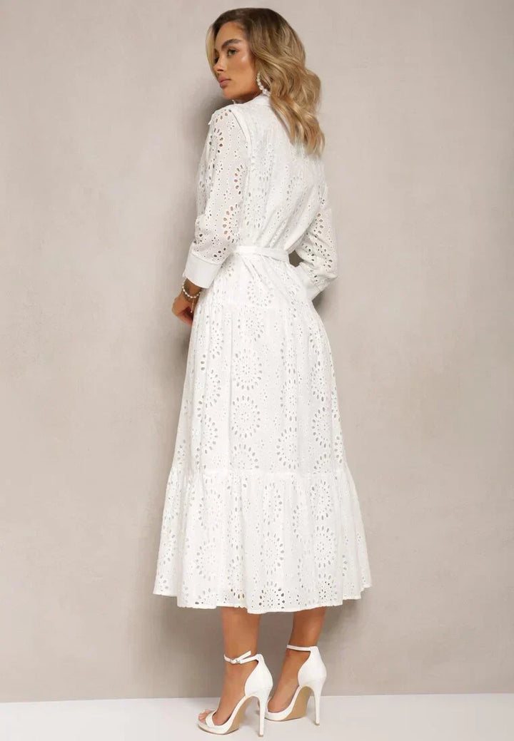 "Dam sommarklänning i bomull med broderie anglaise, midi-längd, avslappnad passform, skärp i midjan, elegant och feminin."