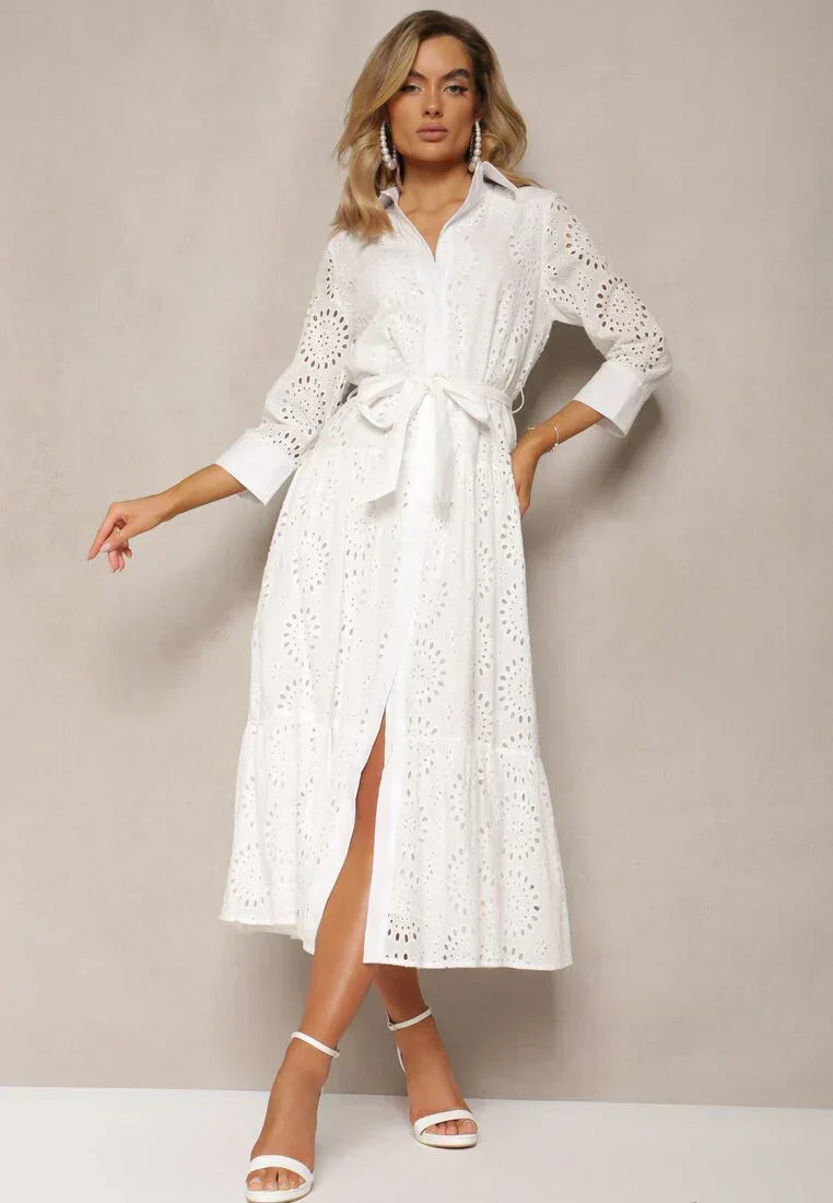 "Dam sommarklänning i bomull med broderie anglaise, midi-längd, avslappnad passform, skärp i midjan, elegant och feminin."