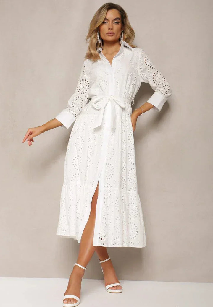 "Dam sommarklänning i bomull med broderie anglaise, midi-längd, avslappnad passform, skärp i midjan, elegant och feminin."