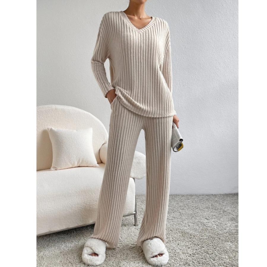 "Dam stickad tvådelad set, elegant design i beige, högkvalitativt material, perfekt för vardag och festliga tillfällen."