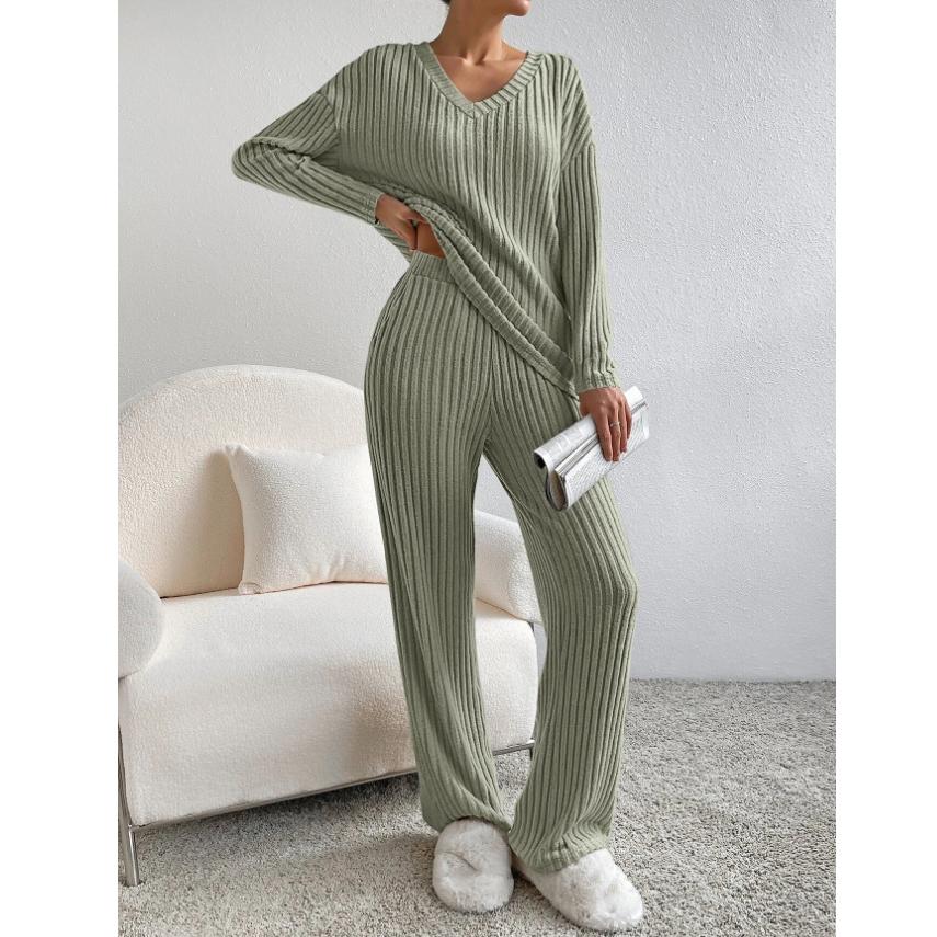 "Dam stickad tvådelad set, elegant design i beige, högkvalitativt material, perfekt för vardag och festliga tillfällen."