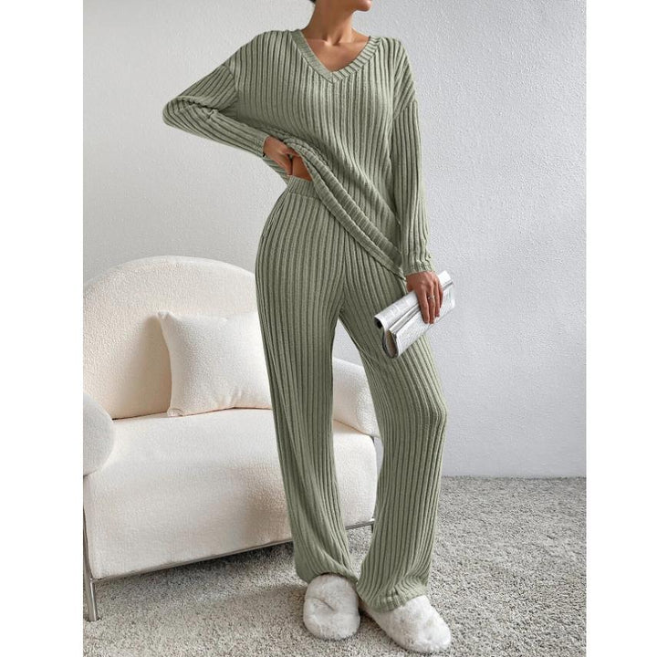 "Dam stickad tvådelad set, elegant design i beige, högkvalitativt material, perfekt för vardag och festliga tillfällen."