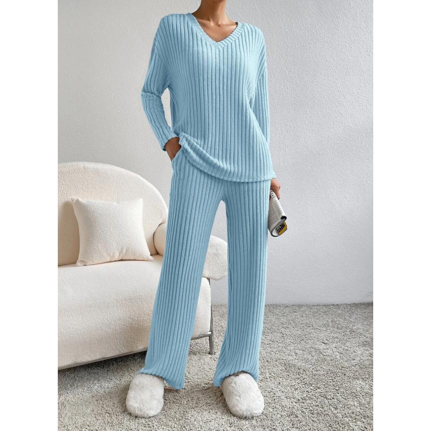 "Dam stickad tvådelad set, elegant design i beige, högkvalitativt material, perfekt för vardag och festliga tillfällen."