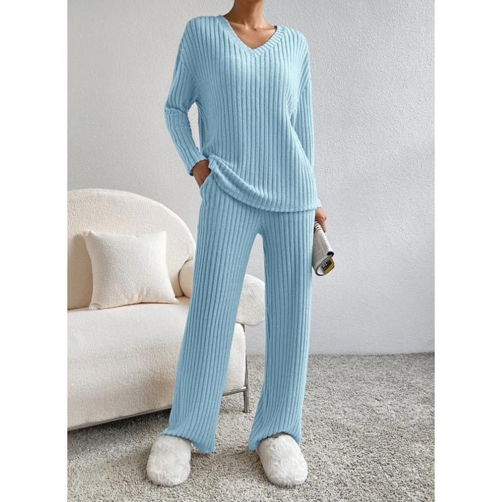 "Dam stickad tvådelad set, elegant design i beige, högkvalitativt material, perfekt för vardag och festliga tillfällen."