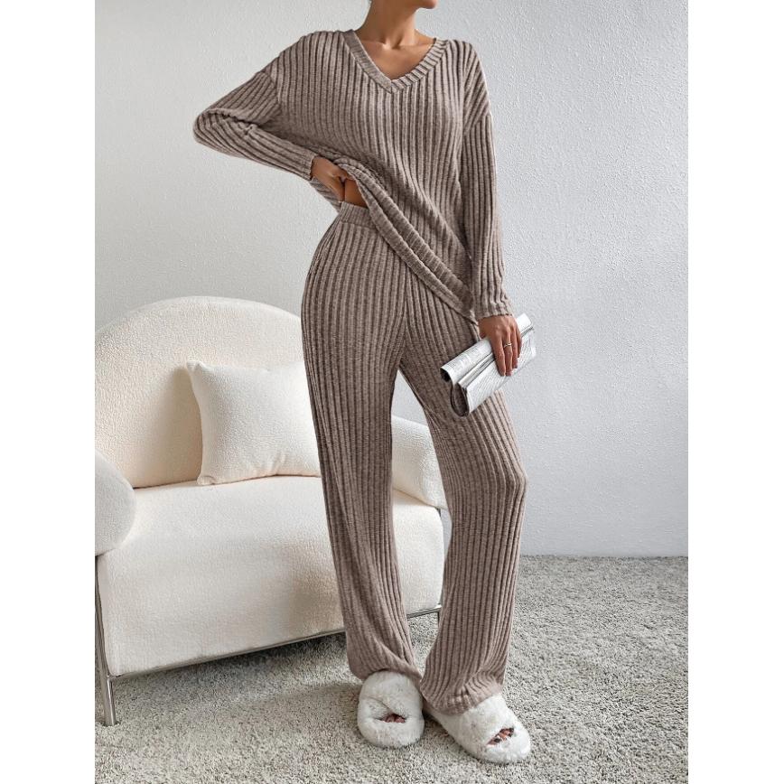 "Dam stickad tvådelad set, elegant design i beige, högkvalitativt material, perfekt för vardag och festliga tillfällen."