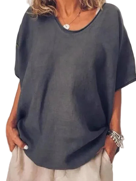 Dam t-shirt oversized i mjukt bomullstyg, perfekt för en bekväm och stilren vardagslook. Enkel design.