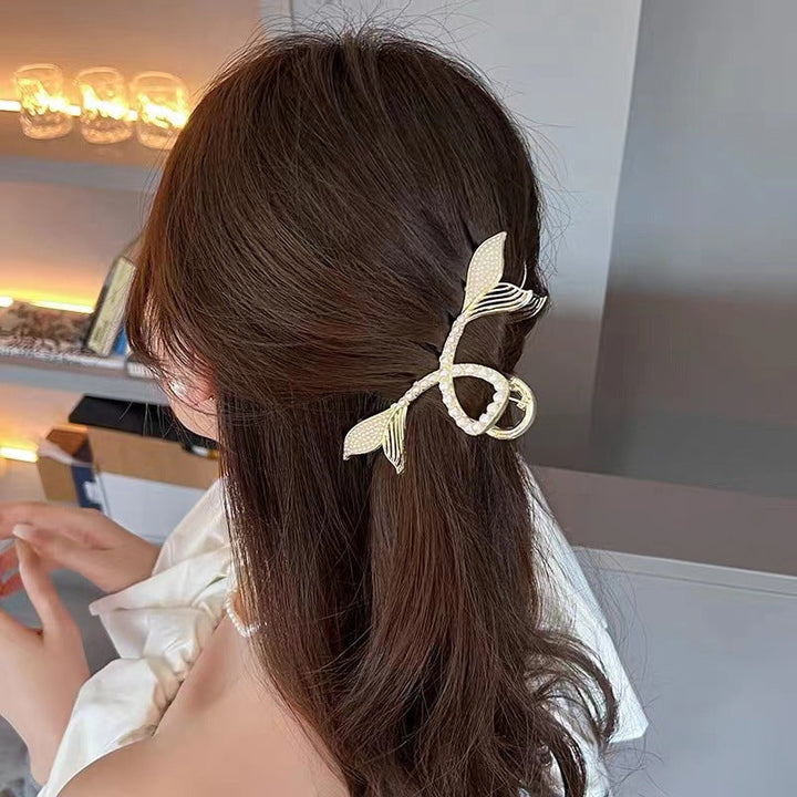 "Damhårklämmor i strassmetall, guld och silver, elegant design, perfekt för stil och elegans, kvinnliga accessoarer."