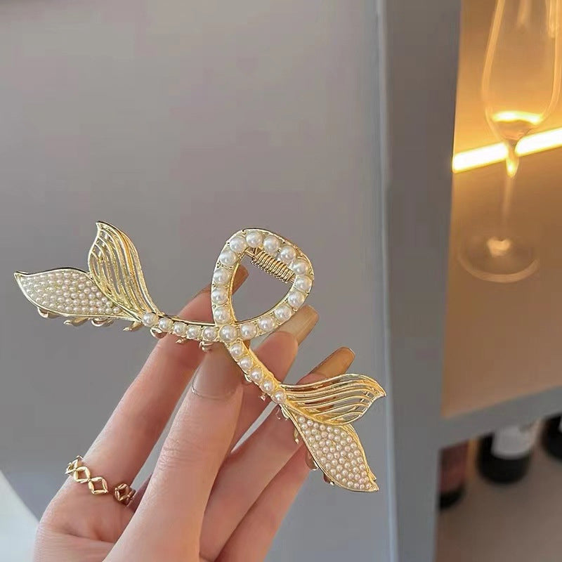 "Damhårklämmor i strassmetall, guld och silver, elegant design, perfekt för stil och elegans, kvinnliga accessoarer."