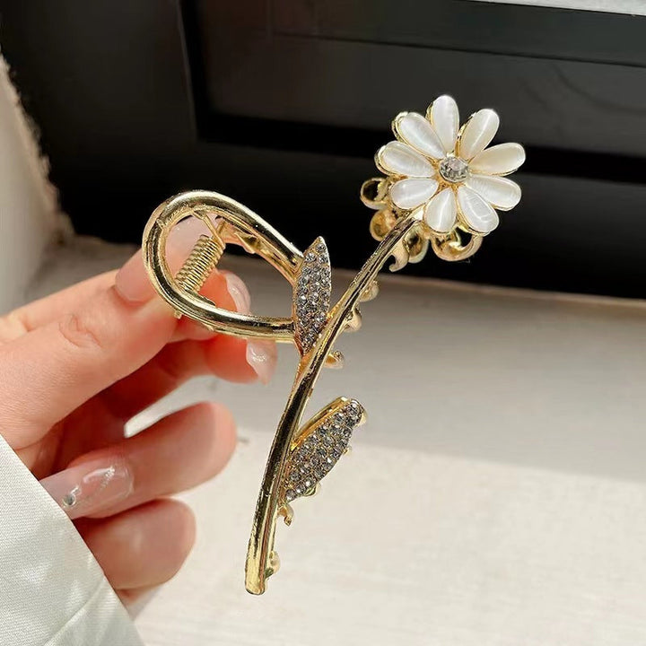 "Damhårklämmor i strassmetall, guld och silver, elegant design, perfekt för stil och elegans, kvinnliga accessoarer."