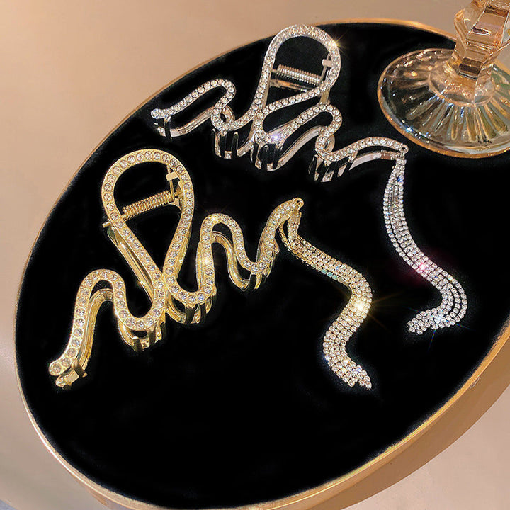 "Damhårklämmor i strassmetall, guld och silver, elegant design, perfekt för stil och elegans, kvinnliga accessoarer."