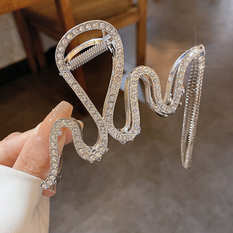 "Damhårklämmor i strassmetall, guld och silver, elegant design, perfekt för stil och elegans, kvinnliga accessoarer."