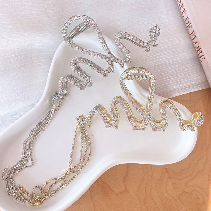 "Damhårklämmor i strassmetall, guld och silver, elegant design, perfekt för stil och elegans, kvinnliga accessoarer."