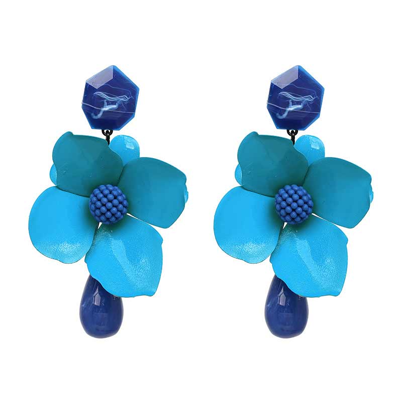 "Damörhängen i metall med blommönster och hängande design, i flera färger, 10 cm långa, eleganta accessoarer."