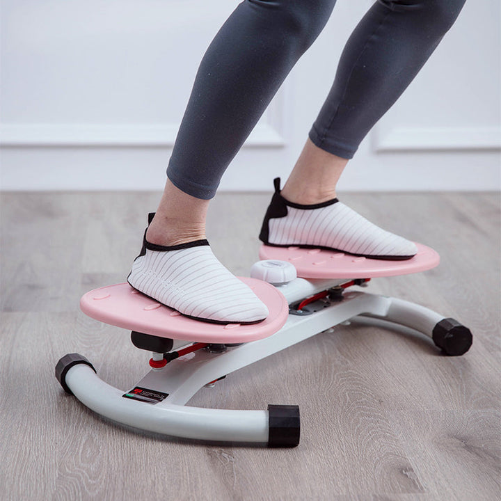 "Damskor för inomhusträning med halkfri sula, elegant design i vitt och rosa, perfekt för säkerhet och komfort."