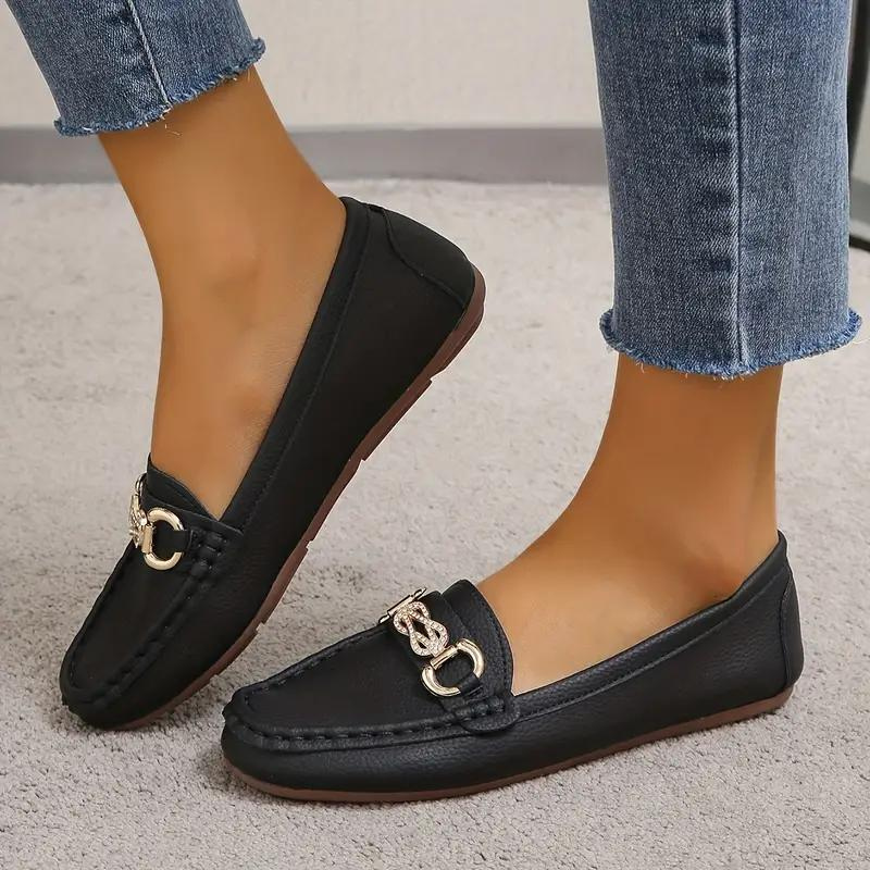 "Damskor loafers i äkta läder med rund tå och chic kedjedetalj för både formella och informella tillfällen."