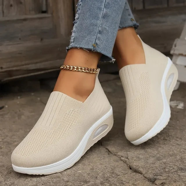 "Damsneakers i slip-in design med andningsbart mesh och dämpad sula, perfekt för komfortabelt vardagsanvändande."