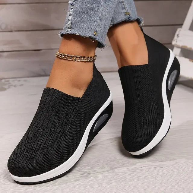 "Damsneakers i slip-in design med andningsbart mesh och dämpad sula, perfekt för komfortabelt vardagsanvändande."