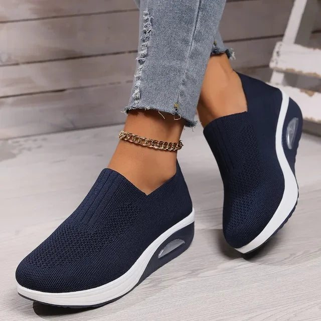 "Damsneakers i slip-in design med andningsbart mesh och dämpad sula, perfekt för komfortabelt vardagsanvändande."