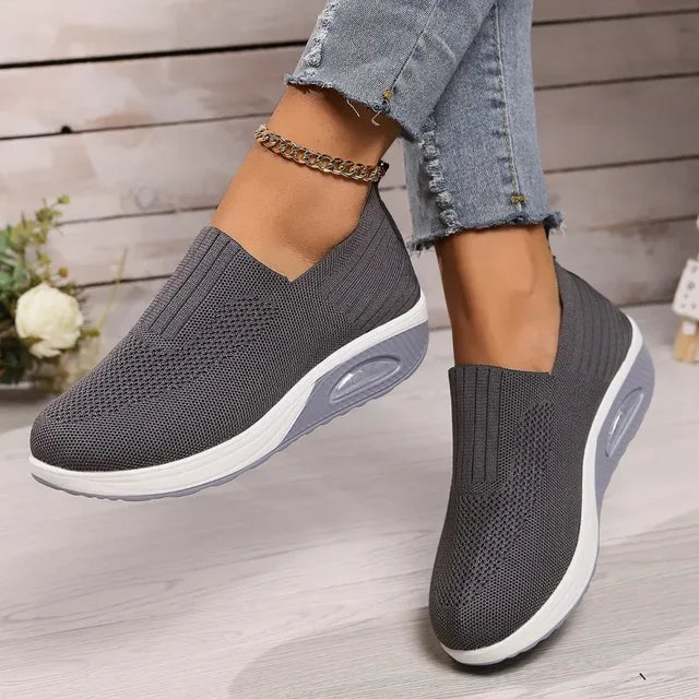 "Damsneakers i slip-in design med andningsbart mesh och dämpad sula, perfekt för komfortabelt vardagsanvändande."