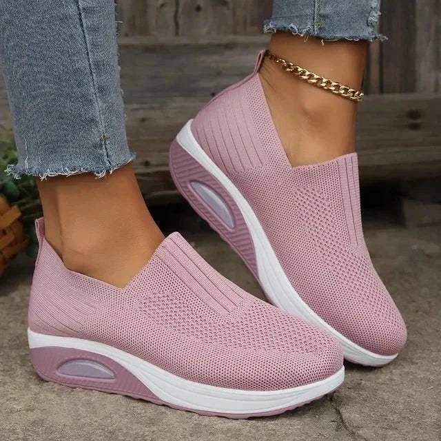 "Damsneakers i slip-in design med andningsbart mesh och dämpad sula, perfekt för komfortabelt vardagsanvändande."