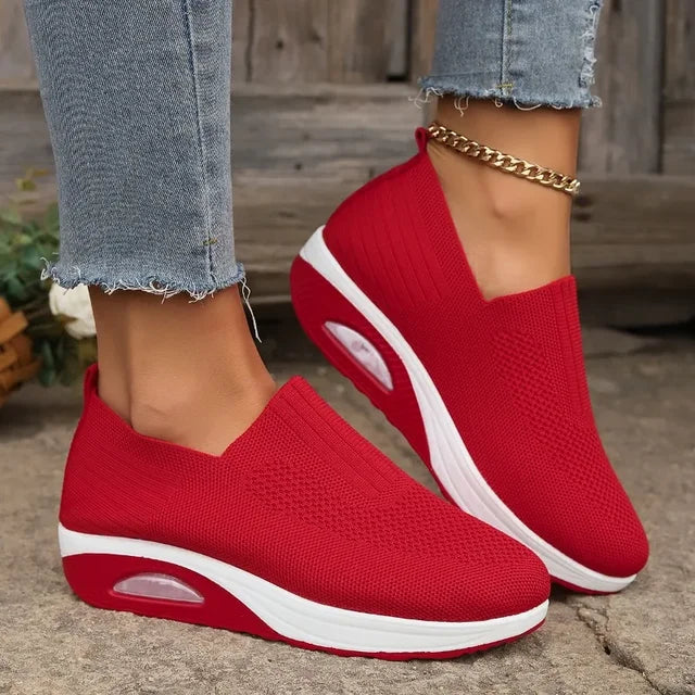 "Damsneakers i slip-in design med andningsbart mesh och dämpad sula, perfekt för komfortabelt vardagsanvändande."