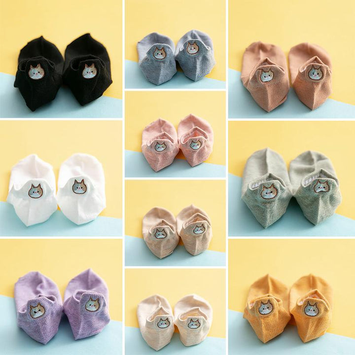 "Damsockor i bomull med broderat katthuvudmotiv, feminina och eleganta, perfekta för vardagsbruk och kattälskare."