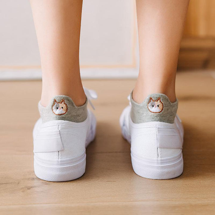 "Damsockor i bomull med broderat katthuvudmotiv, feminina och eleganta, perfekta för vardagsbruk och kattälskare."