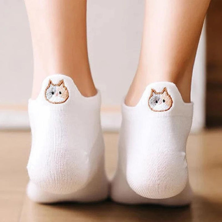 "Damsockor i bomull med broderat katthuvudmotiv, feminina och eleganta, perfekta för vardagsbruk och kattälskare."
