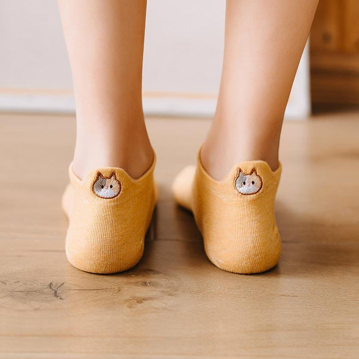 "Damsockor i bomull med broderat katthuvudmotiv, feminina och eleganta, perfekta för vardagsbruk och kattälskare."