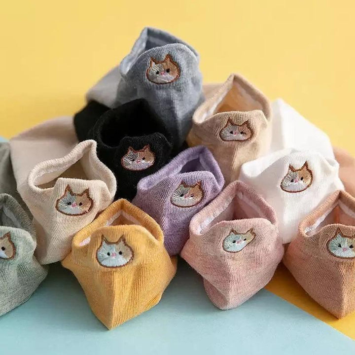 "Damsockor i bomull med broderat katthuvudmotiv, feminina och eleganta, perfekta för vardagsbruk och kattälskare."