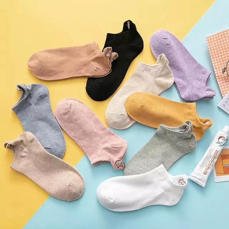 "Damsockor i bomull med broderat katthuvudmotiv, feminina och eleganta, perfekta för vardagsbruk och kattälskare."