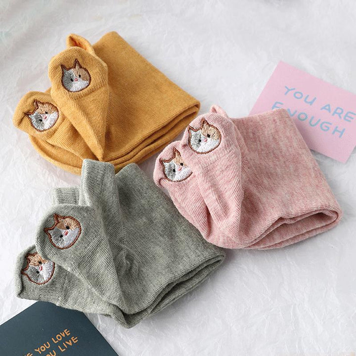 "Damsockor i bomull med broderat katthuvudmotiv, feminina och eleganta, perfekta för vardagsbruk och kattälskare."