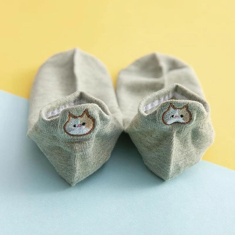 "Damsockor i bomull med broderat katthuvudmotiv, feminina och eleganta, perfekta för vardagsbruk och kattälskare."