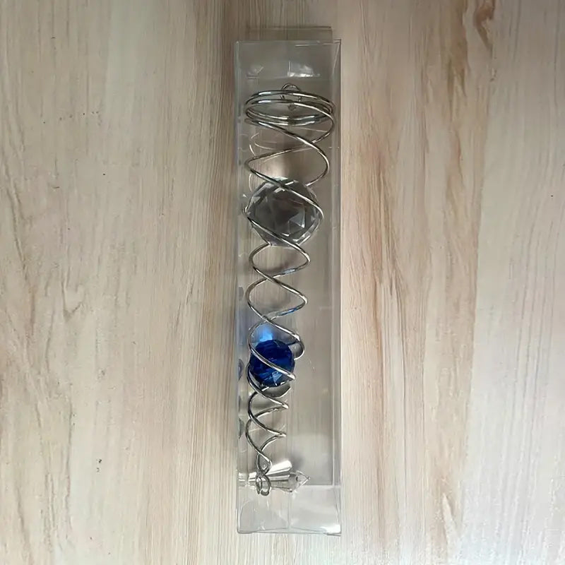 "Dekorativ spiral för hem och trädgård, elegant design, väderbeständigt material, enkel upphängning, inomhus/utomhus."