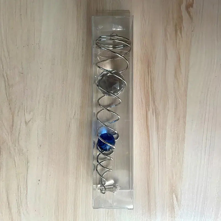 "Dekorativ spiral för hem och trädgård, elegant design, väderbeständigt material, enkel upphängning, inomhus/utomhus."