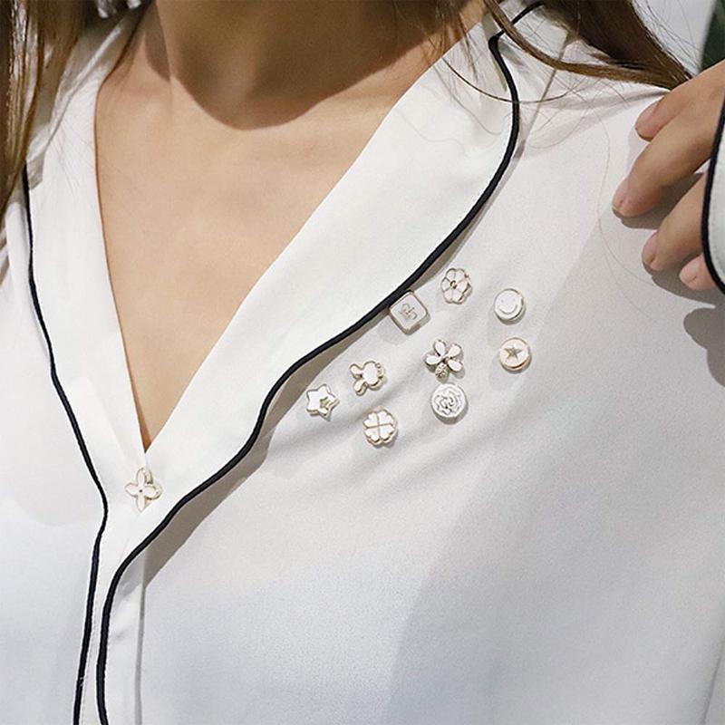 "Dekorativa knappset för kläder, guldfärgade, eleganta detaljer, skyddar mot oavsiktlig exponering, passar tunna material."