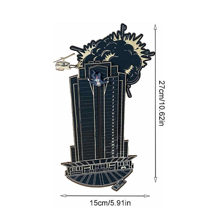 "Detaljerad trä Adventskalender med Die Hard-motiv, visar Hans Gruber faller från brunblå Nakatomi Plaza, roterbar design."