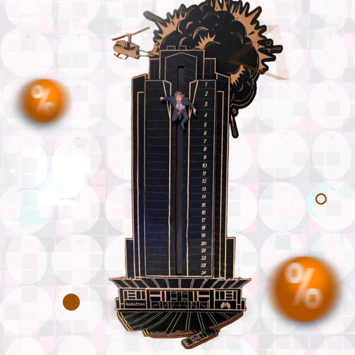 "Detaljerad trä Adventskalender med Die Hard-motiv, visar Hans Gruber faller från brunblå Nakatomi Plaza, roterbar design."