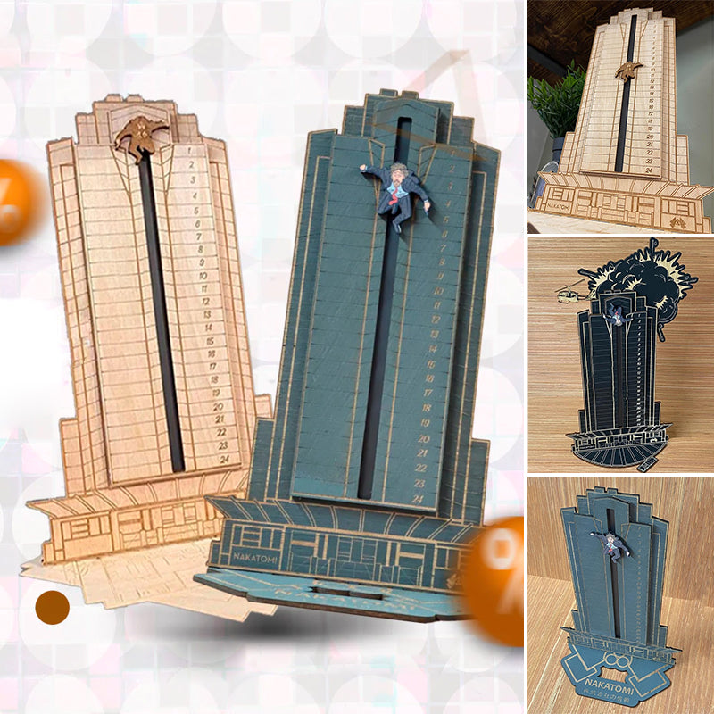 "Detaljerad trä Adventskalender med Die Hard-motiv, visar Hans Gruber faller från brunblå Nakatomi Plaza, roterbar design."