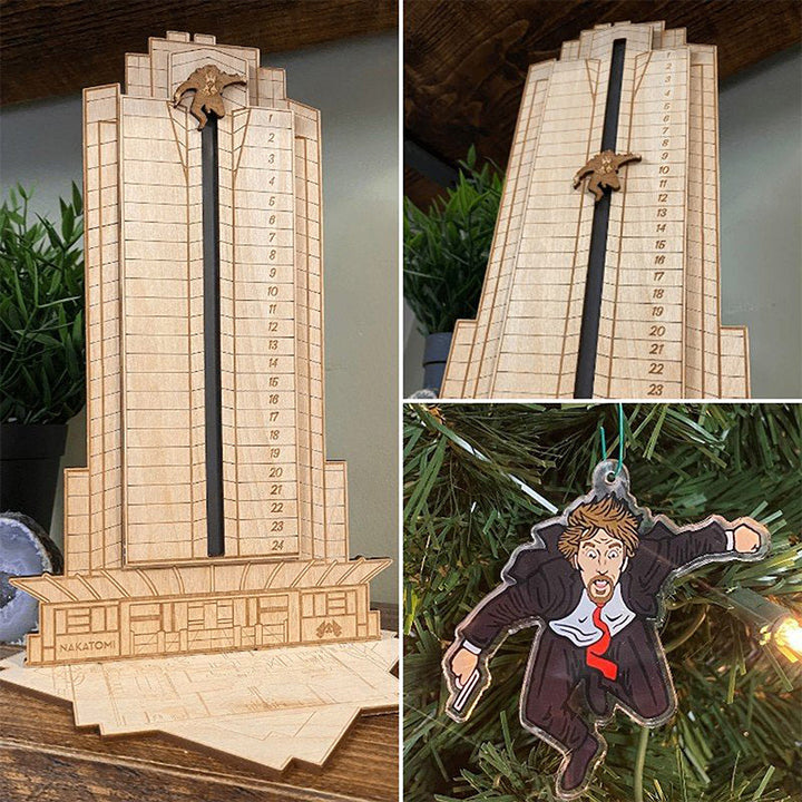 "Detaljerad trä Adventskalender med Die Hard-motiv, visar Hans Gruber faller från brunblå Nakatomi Plaza, roterbar design."