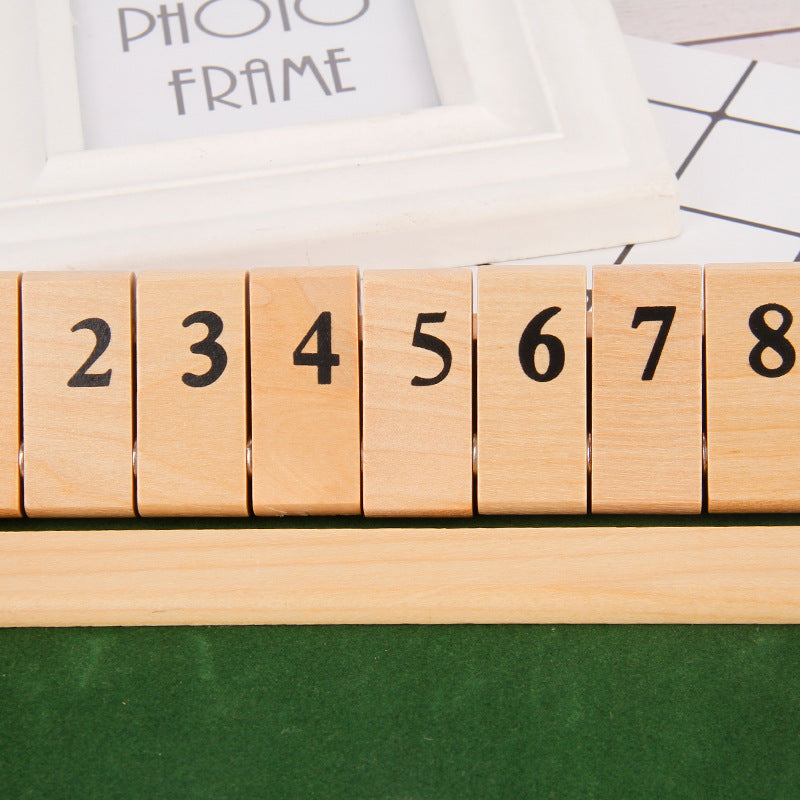 "Digitalt bordsspel för 2 spelare i träkonstruktion, perfekt för barn och vuxna, stilren design med hållbar finish."