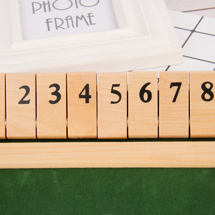 "Digitalt bordsspel för 2 spelare i träkonstruktion, perfekt för barn och vuxna, stilren design med hållbar finish."